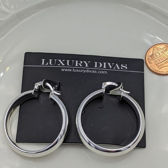 ✨3 for 25✨ Luxury Divas Silver Hoop Earrings NWT - Picture 3 of 6